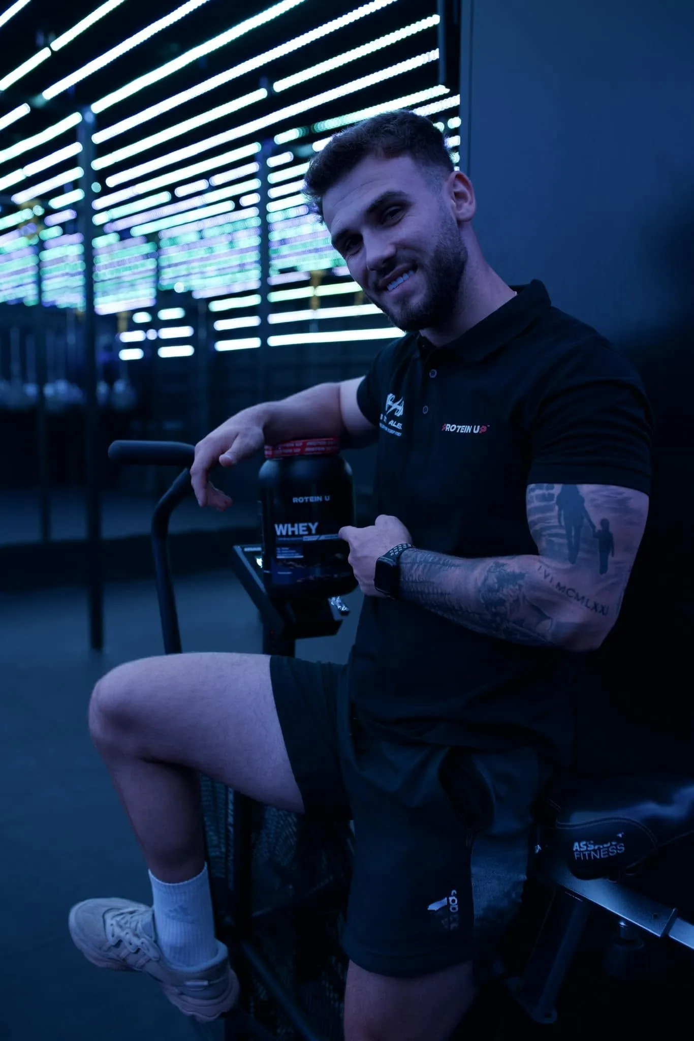 Alex Gabriel în sală, cu proteina ProteinUP